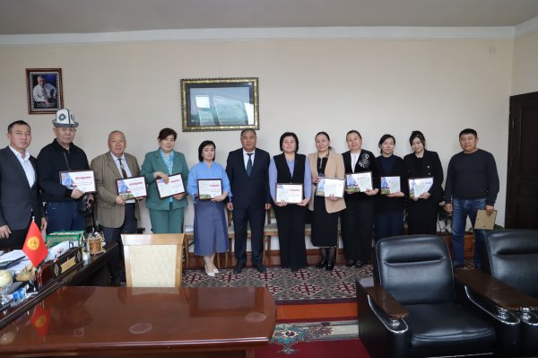 ОшМПУда 10 кызматкерге акысыз жолдомо тапшырылды